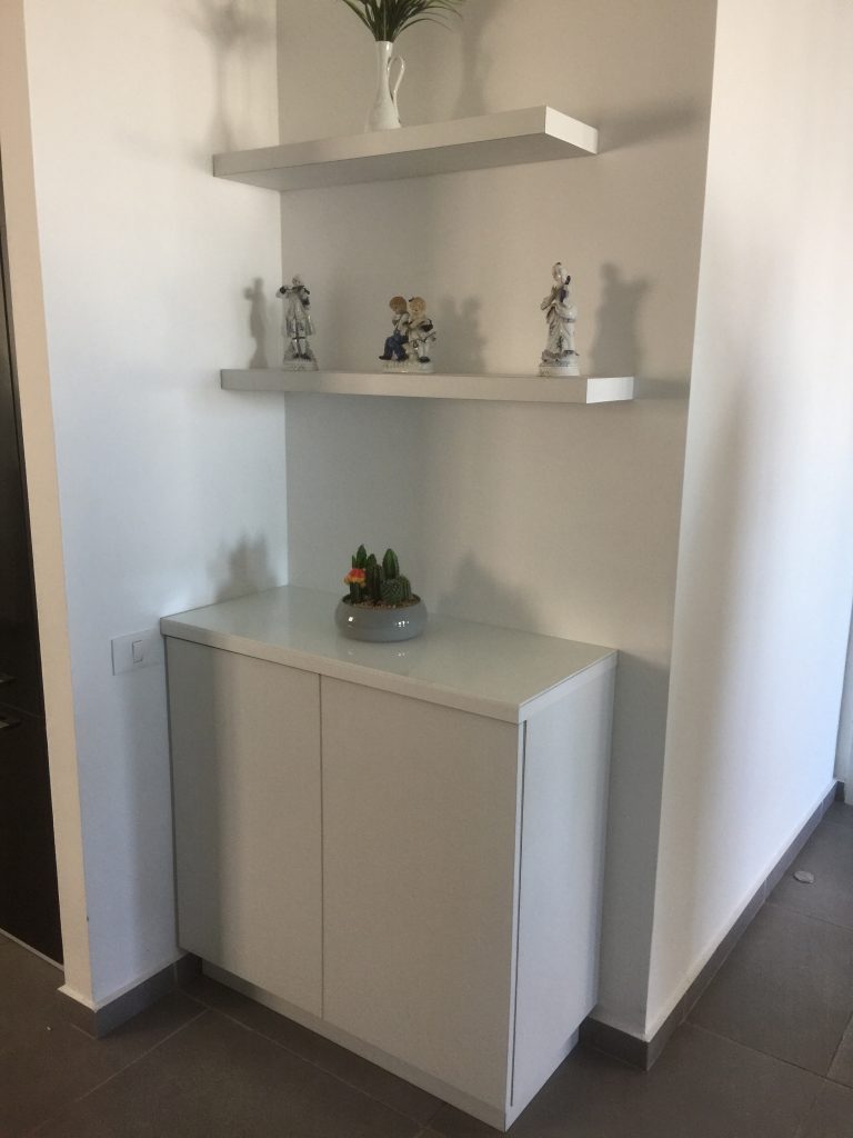 ארון בגמר פורמייקה ומדפים צפים מעבודות נגריית אהרון כהן